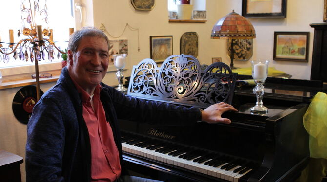 Roger Makowski verbringt die WM-Abende nicht vorm Fernseher, sondern am Klavier.  FOTO: SCHRADE