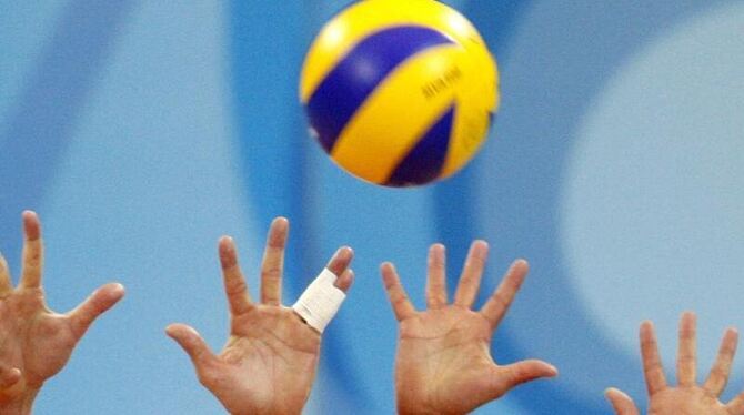 Volleyball-Spieler versuchen einen Ball zu blocken