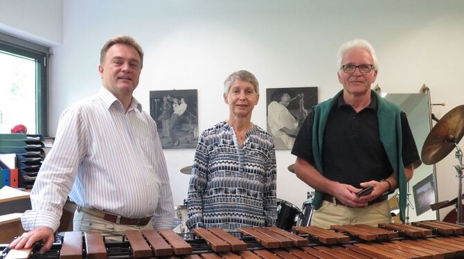 Philharmonie-Intendant Cornelius Grube (links), Freundeskreis-Vorsitzende Heidemarie Arnold und Hermann Kurz, Schatzmeister des