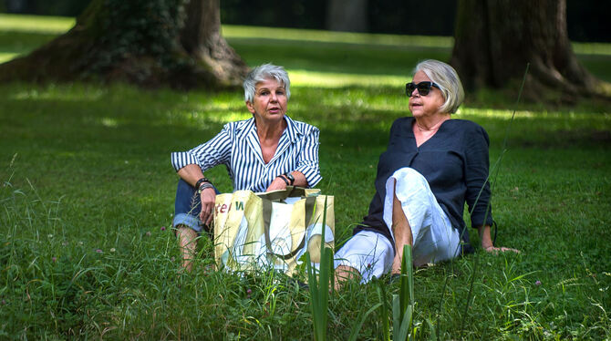 Die Marktmacherinnen Gabriele Janz (links) und Karin Zäh im Stadtgarten.  FOTO: TRINKHAUS