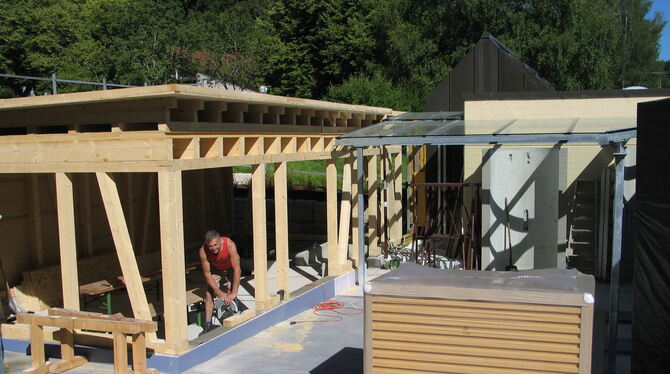 Die Neugestaltung des Sauna-Bereichs im Sternberghallenbad läuft in Eigenregie des Bauhofs und kommt bestens voran.  FOTO: OELKU