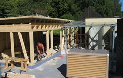 Die Neugestaltung des Sauna-Bereichs im Sternberghallenbad läuft in Eigenregie des Bauhofs und kommt bestens voran.  FOTO: OELKU