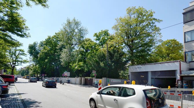 Die untere Kaiserstraße kurz nach der Einmündig der Karlstraße: Hinter eihner hohen Mauer tut such ein parkartiger Stadtgarten a