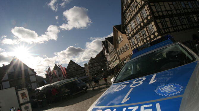 Das Bild vom  Polizeiauto auf dem Marktplatz ist im Jahr 2009 entstanden – im Uracher »Horror-Jahr«, was die Kriminalität angeht