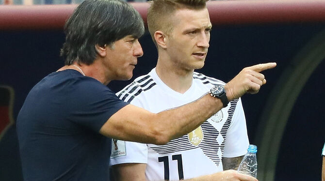 Bundestrainer Joachim Löw (links) ist von Marco Reus überzeugt. FOTO: DPA