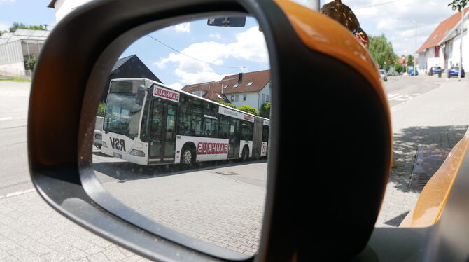 Stadtbus im Rückspiegel: Für Sondelfingen soll sich vieles verbessern. FOTO: LEISTER