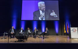 Auf dem Podium diskutierten (von links): Frank Sportolari (Präsident AmCham Germany), Ex-Außenminister Joschka Fischer, Moderato
