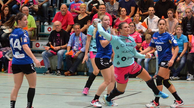 Julia Behnke (im türkisen Trikot) und ihre Metzinger Teamkolleginnen sind auch in der neuen Saison im EHF-Cup dabei. Archivfoto;