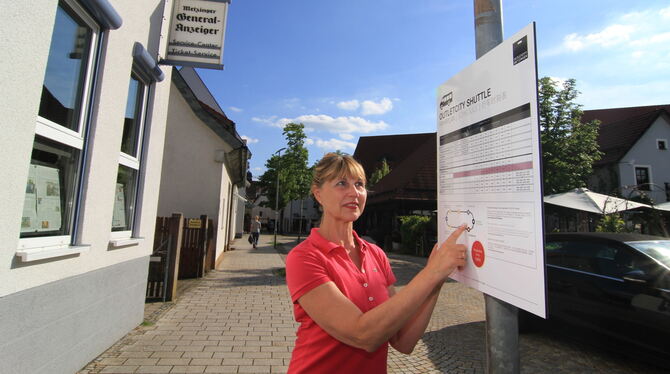 Marion Borchers vor der GEA-Redaktion auf dem Kelternplatz, wo auch das Outlet-Shuttle hält.  FOTO: FINK
