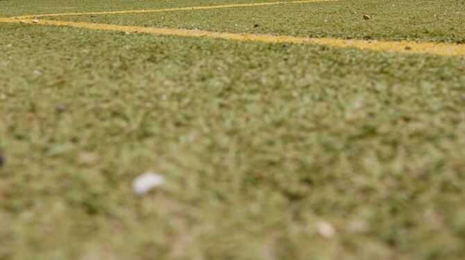 Kunstrasenbelag auf einem neuen Sportplatz.