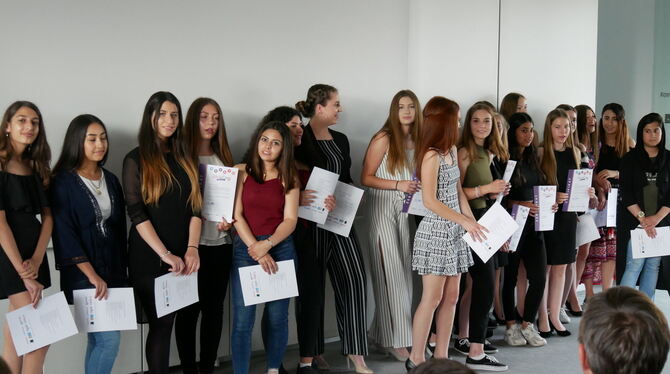 Erfolgreicher Abschluss: Teilnehmerinnen der Girls Day Akademie mit ihren Urkunden.  FOTO: LEISTER