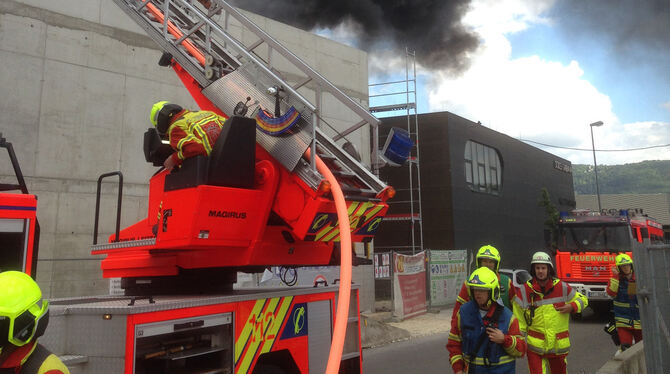 Dicker schwarzer Rauch stieg vom Dach der Baustelle auf. Die Feuerwehr hatte den Brand aber schnell gelöscht. FOTO: FW