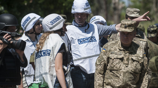 Der stellvertretende Leiter der OSZE-Sondermission für die Ukraine, der Schweizer Alexander Hug, zusammen mit einer der Beobacht
