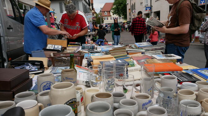 Zwischen Bierkrügen und Büchern: Private und gewerbliche Anbieter versuchten beim Flohmarkt in Pfullingens Innenstadt, ihr Angeb