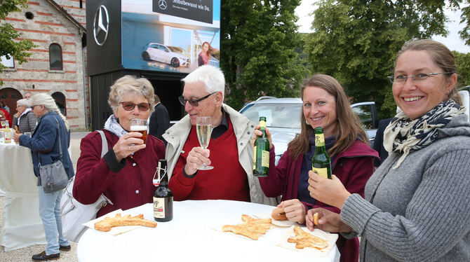 Anstoßen auf einen gelungenen Abend.