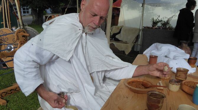 Die Kelten sind zurück (von links): Der Druide »Ascan« mit seiner kleinen Sichel aus Bronze und der Keltenfürst »Dearbhail« in