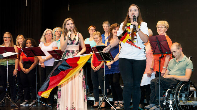 Konzert der Harmonie: Die beiden Moderatorinnen Johanna Pommranz (links) und Lisa Obergfell verkörperten den roten Faden des Abe