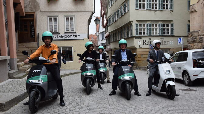 Testfahrt gemeistert: Oberbürgermeister Boris Palmer (von links), Elke Gold (teilAuto), Thomas Mauer (Coup), Ortwin Wiebecke und
