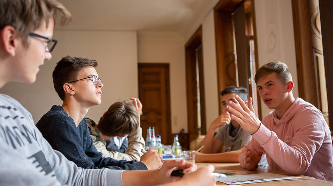 Debatten am Ratstisch: Nicht Gemeinderäte, sondern Schüler brüteten in Gammertingen über kommunalen Themen. FOTO: LEUSCHKE