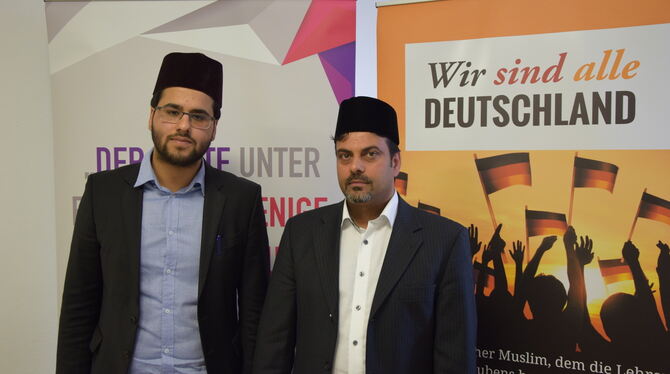 Der Imam der Ahmadiyya Gemeinde Reutlingen/Tübingen, Mansoor Ahmad Ghuman, und der Präsident der Gemeinde, Shahzad Sidhu, stelle