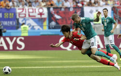 Toni Kroos (rechts) aus Deutschland und Jaeseong Lee (Jae-Seong Lee) aus Südkorea kämpfen um den Ball.
