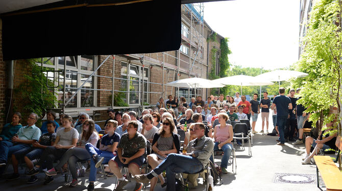 In der Hitze des »Zeitlupen-Gefechtes« und der Sonne wurde das Spiel der Deutschen zu einer Schmach und die Zuschauer immer entt In der Hitze des »Zeitlupen-Gefechtes« und der Sonne wurde das Spiel der Deutschen zu einer Schmach und die Zuschauer immer entt