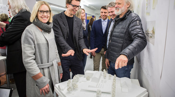 So wird die neue Stadt- und Kulturhalle in Gammertingen aussehen, deren Modell die Architekten Christine und Thomas Steimle (lin