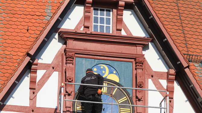 Die Uracher Rathausuhr am 28. Februar – dem Tag, an dem sie Zimmermeister Hans Schmid zur Sanierung ausbaut.