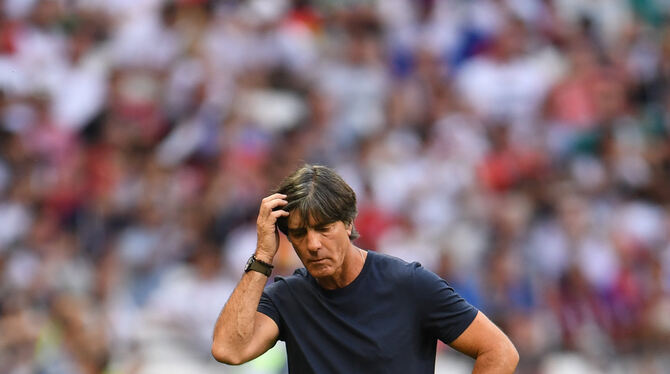 Bundestrainer Joachim Löw ist nach der unerwarteten WM-Pleite in Schockstarre. Bei der Frage nach seiner Zukunft erbittet er sic