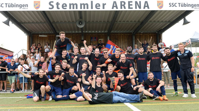 Der SSC Tübingen wurde mit 71 Punkten aus 32 Spielen und 93:43 Toren Meister in der Bezirksliga Alb. Hinter Reihe von links: Dim