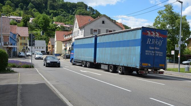 Die großen Lastwagen auf der Holzelfinger Straße werden sich von Sonntag an häufen. Dann gilt die Mautpflicht auf allen Bundesst