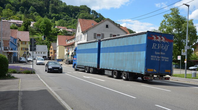 Große Lastwagen werden sich von Sonntag an auf der Holzelfinger Straße häufen. Dann gilt die Mautpflicht auf allen Bundesstraßen