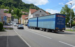 Große Lastwagen werden sich von Sonntag an auf der Holzelfinger Straße häufen. Dann gilt die Mautpflicht auf allen Bundesstraßen