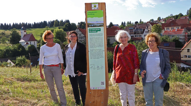 Margarete Müth, Simone Beradone, Karin Leuschner und Ingeborg Naegelsbach (von links) hatten die Idee für den Vulkankrater-Rundw