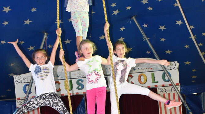 Üben für die große Vorstellung am Samstag: Grafenberger Grundschüler in der Manege des Zirkus Piccolo. FOTO: SANDER