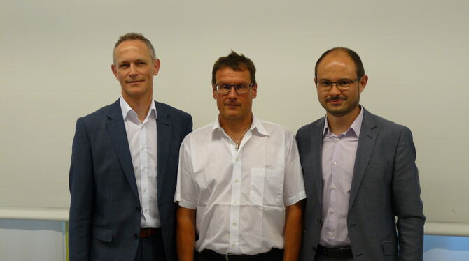 Aufsichtsratschef Bernd Höhn flankiert von den Vorständen Peter Edelburg (links) und Arthur Göllner. FOTO: HÄRING