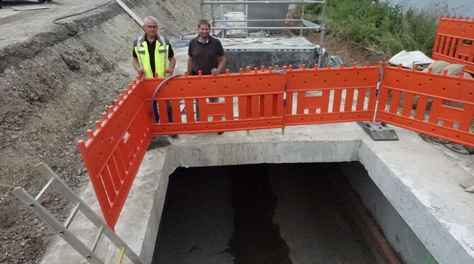 Projektleiter Andreas Witzemann (links) und Altenburgs Bezirksbürgermeister Frank Hofacker vor einem der vier zwölf Quadratmeter