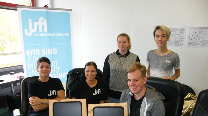 Mitglieder der Schülerfirma Jufi an der Wilhelm-Schickard-Schule Tübingen (von links): Niklas Ruck, Mathilda Nußbaum, Marie Enge