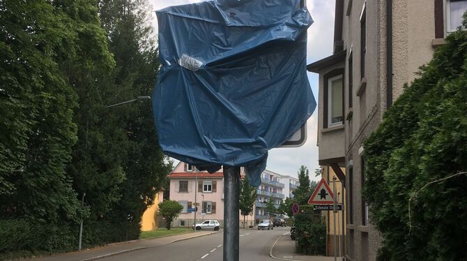 Noch verhüllt: Tempo-30-Zonen-Schild in der Zeilstraße.  FOTO: SAUTTER