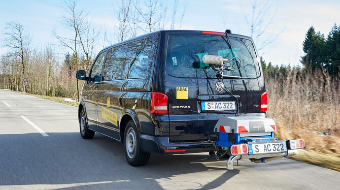 Der VW-Transporter ist eines der vier umgerüsteten Fahrzeuge, die der ADAC jetzt in den Dauertest schickt.  FOTO: ADAC