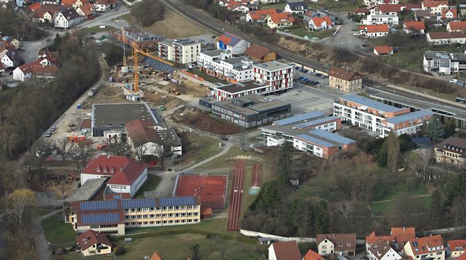 Direkt auf der Grünfläche (Mitte unten) hinter der Anne-Frank-Schule wird das Gebäude der neuen Realschule in unmittelbarer Nähe