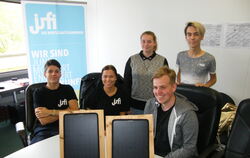 Mitglieder der Schülerfirma JuFi an der Wilhelm-Schickard-Schule Tübingen (von links): Niklas Ruck, Mathilda Nußbaum, Marie Enge