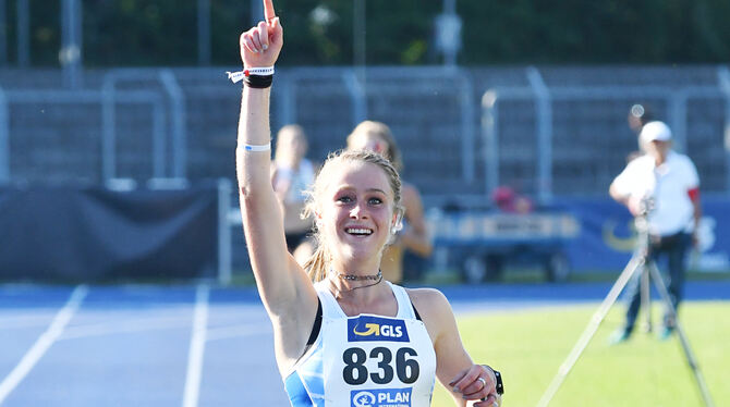 Ganz im Glück: Leah Hanle vom TSV Holzelfingen ist deutsche Meisterin.  FOTO: HENSEL