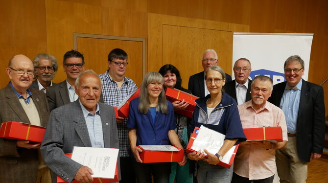 Bei der Hauptversammlung des Mieterbunds Reutlingen-Tübingen wurden auch Mitglieder geehrt. FOTO: LEISTER