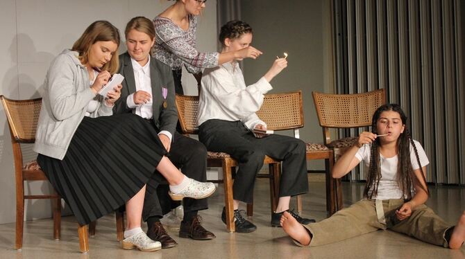 Tolle schauspielerische Leistungen  bieten die jugendlichen Akteure der Theater AG des Gymnasiums  Gammertingen. FOTO: RÖSCH