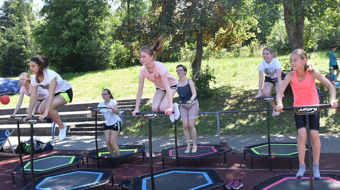 Action Days und Sportwoche in Grafenberg: Jumping Fitness auf dem Trampolin zog überwiegend Jugendliche an. FOTO: SANDER