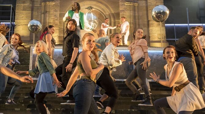Wenig Glamour trotz Glitzerkugeln: Das Ensemble von »Saturday Night Fever« auf der Großen Treppe vor St. Michael.  FOTO: WELLER