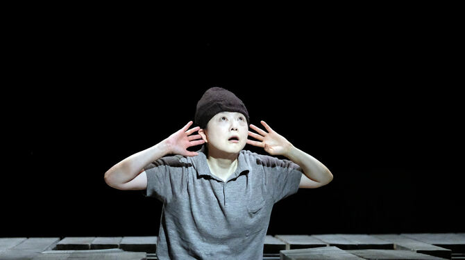Szene aus »Erdbeben.Träume« mit Sachiko Hara in der Rolle des Philipp.  FOTO: DPA