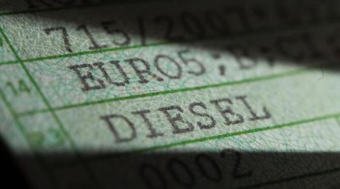Die Worte »Diesel« und »Euro5« auf einem Fahrzeugschein