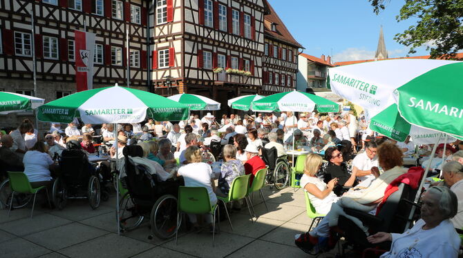 Zum »White Dinner« in Münsingen muss man nicht ganz in Weiß gekleidet sein. Auch wenn’s natürlich schön ist. FOTO: PRIVAT